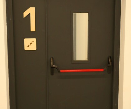 Двери путей эвакуации черные