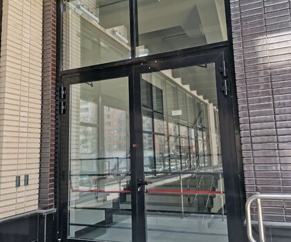 Двери путей эвакуации черные