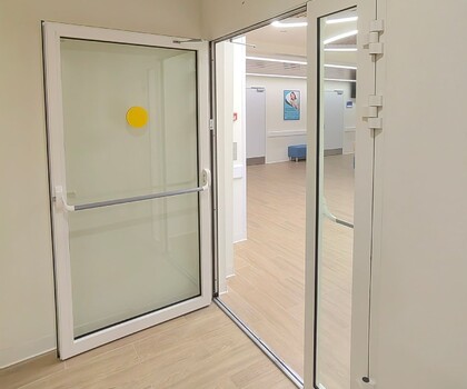 Двери путей эвакуации белые