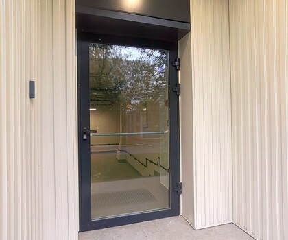 Двери путей эвакуации черные