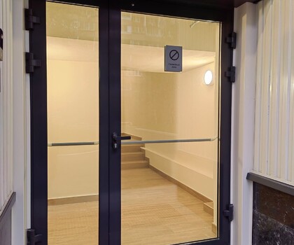 Двери путей эвакуации черные