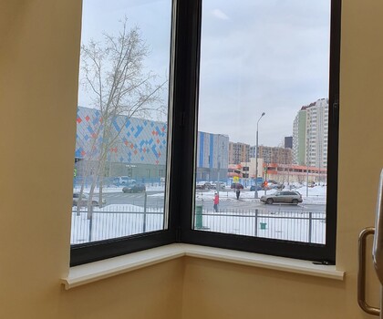 Угловое черное окно