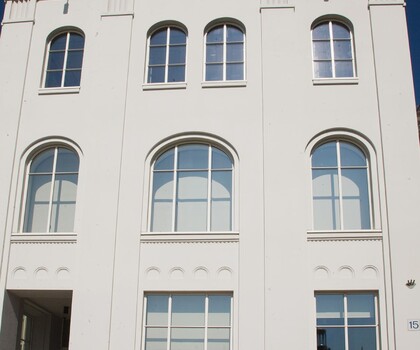 Белые окна вид с улицы