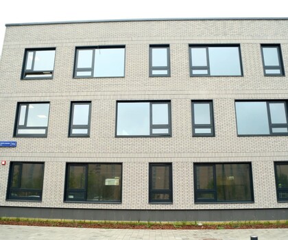 Окна черные вид с улицы