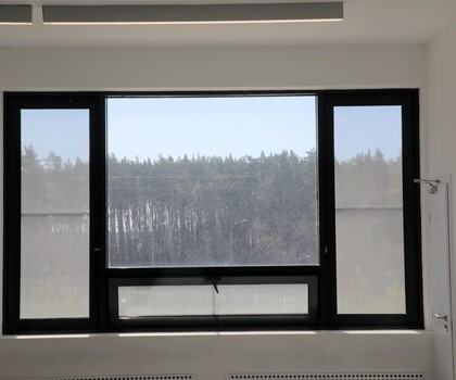 Черное окно