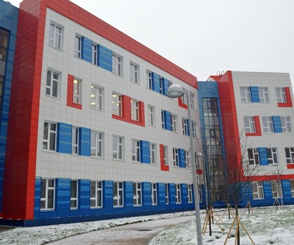 Белые окна вид с улицы