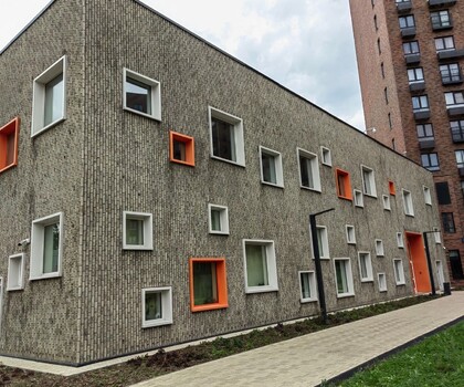 Белые и оранжевые окна вид с улицы