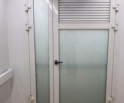 Белая дверь