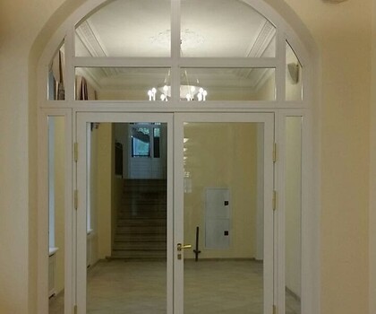 Белая дверь